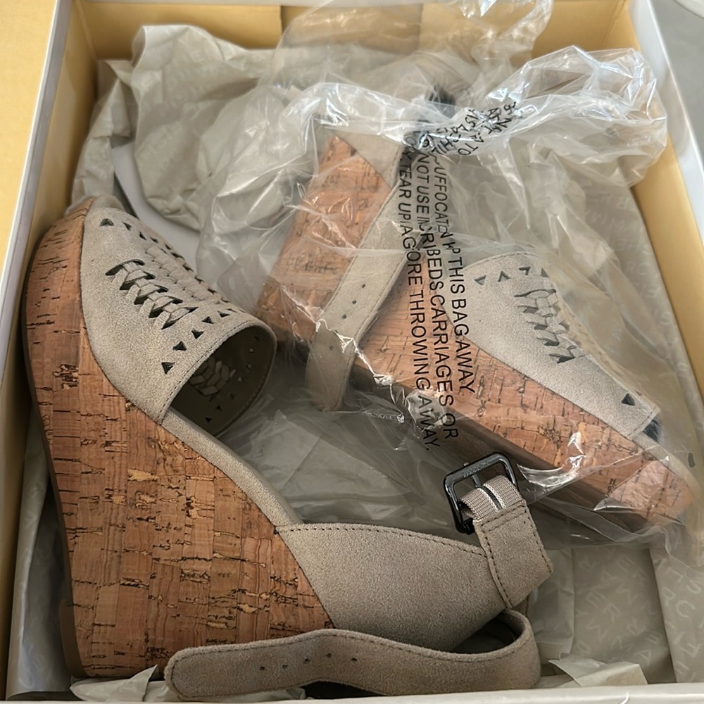 Brand new never worn.
Marc Fisher tan woven suede wedge heels 6M